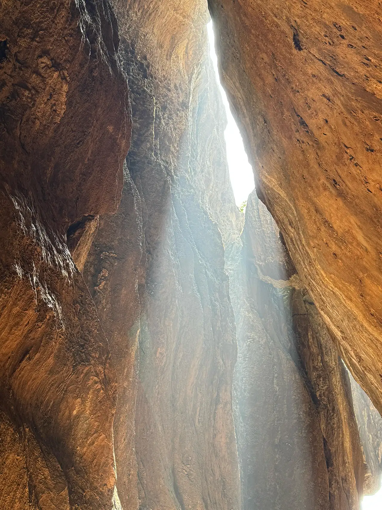 Cave_and_volumetric_light_rushikulum